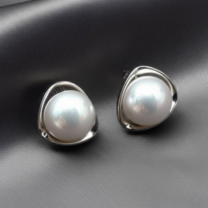 Серьги-гвоздики с жемчужиной в асимметричной оправе J10708CJJ