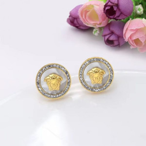 Элегантные серьги гвоздики с греческим орнаментом и белой вставкой 1J10869CJJ Элегантные серьги гвоздики с греческим орнаментом и белой вставкой 1J10869CJJ