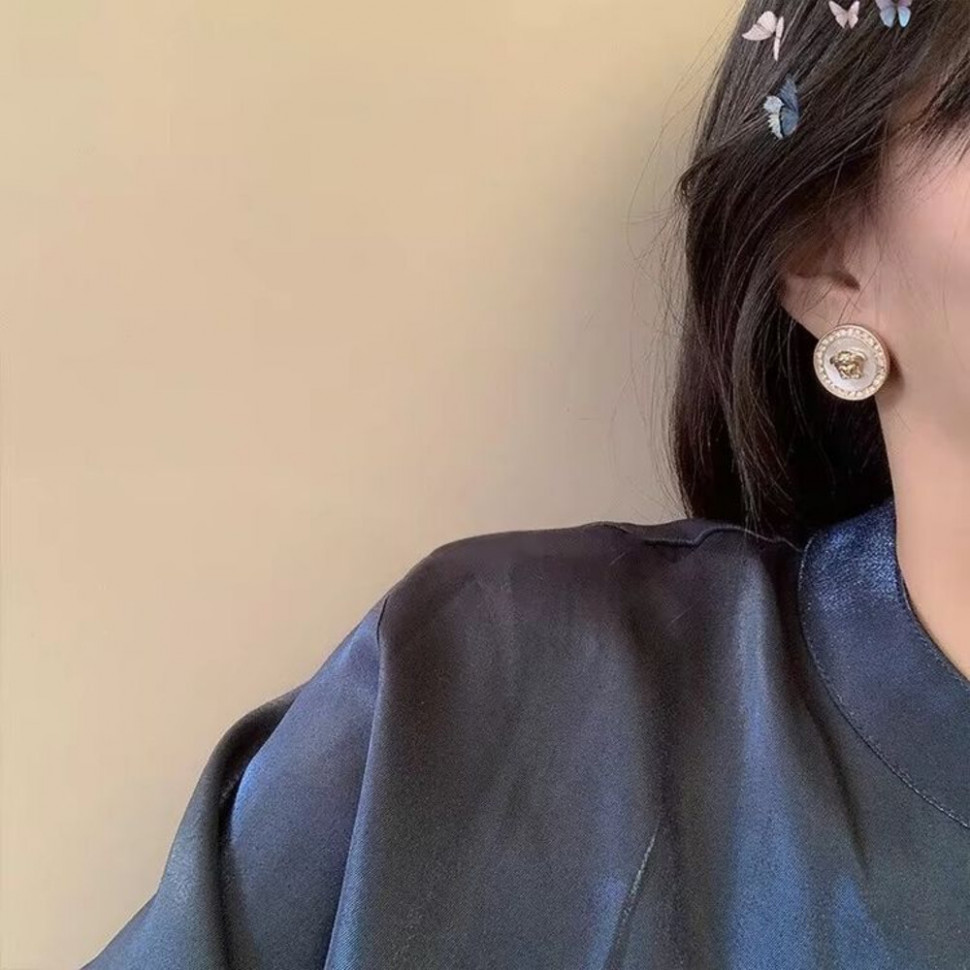 Элегантные серьги гвоздики с греческим орнаментом и белой вставкой 1J10869CJJ Элегантные серьги гвоздики с греческим орнаментом и белой вставкой 1J10869CJJ