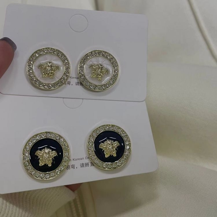 Элегантные серьги гвоздики с греческим орнаментом и белой вставкой 1J10869CJJ Элегантные серьги гвоздики с греческим орнаментом и белой вставкой 1J10869CJJ