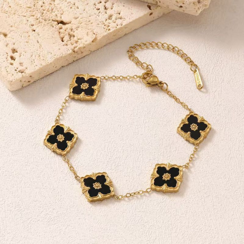 Браслет-цепочка с перламутровыми вставками-клевер CJR68173