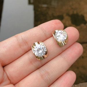 Золотистые серьги пусеты из ювелирного сплава с крупными сияющими фианитами 1J11420CJJ