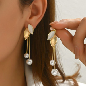 Серьги пусеты с перламутровыми лепестками и жемчугом CJN93307 Серьги пусеты с перламутровыми лепестками и жемчугом CJN93307