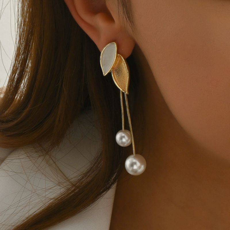 Серьги пусеты с перламутровыми лепестками и жемчугом CJN93307