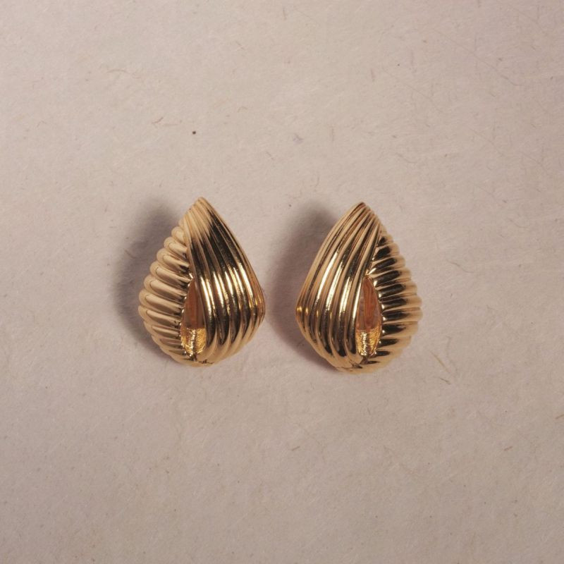 Объемные серьги с рельефными полосами CJL16384