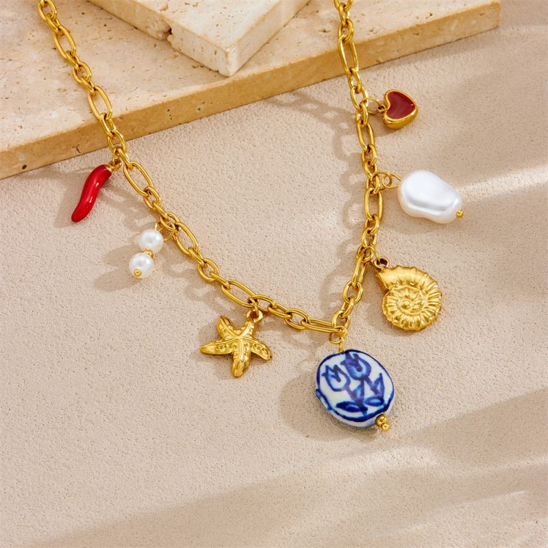 Золотистая массивная цепь с морскими подвесками и синей жемчужиной CJP55849