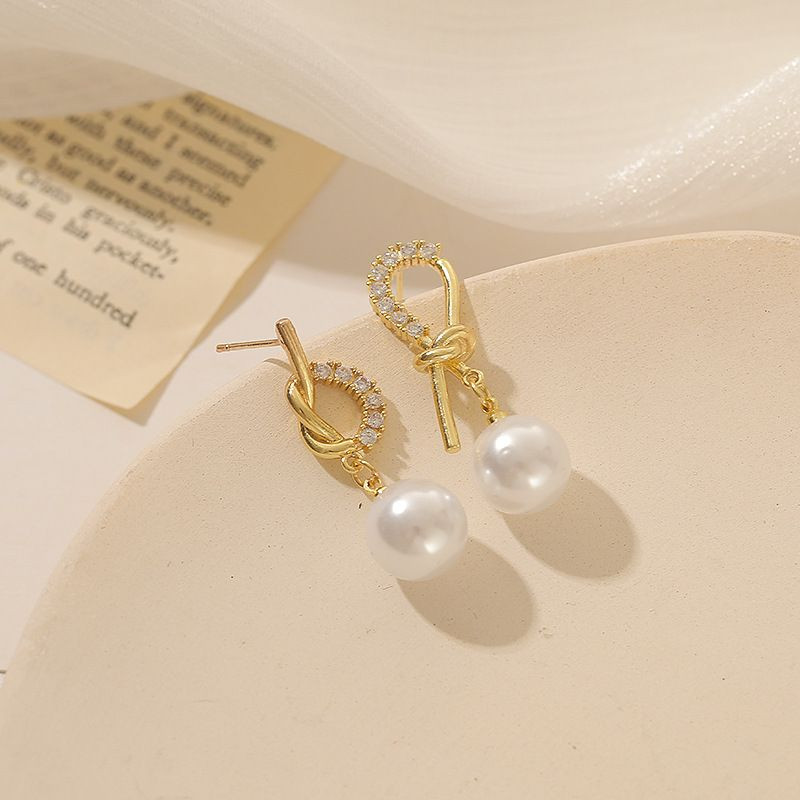 Серьги длинные ювелирный сплав с жемчужинами и серебряным гвоздиком 1J11939CJJ Серьги длинные ювелирный сплав с жемчужинами и серебряным гвоздиком 1J11939CJJ