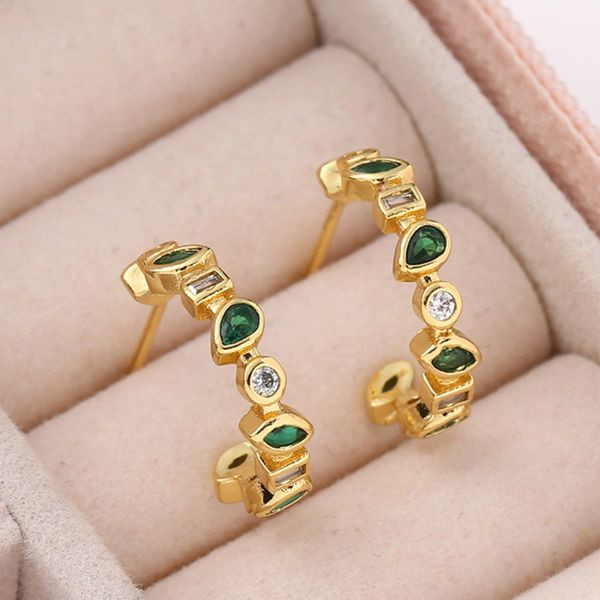 Серьги-пусеты разомкнутые кольца с зелеными кристаллами CJL46829