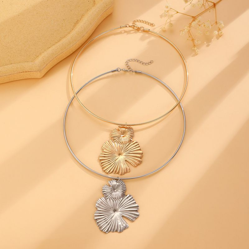 Акцентные серьги-пусеты в форме лепестков CJL92439