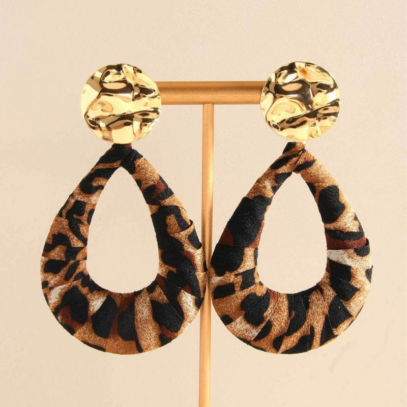 Акцентные серьги-пусеты капли с принтом CJN34128