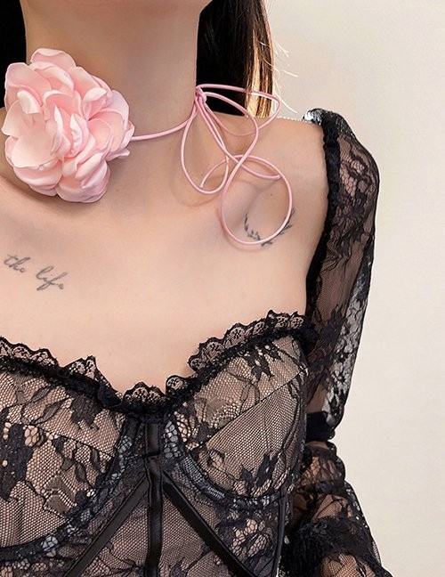 Чокер на тонком шнурке с крупным текстильным цветком M08978