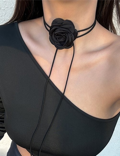 Чокер на тонком шнурке с крупным текстильным цветком M08978