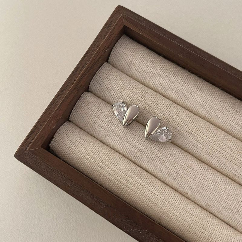 Серьги-пусеты «Сияющее сердце» 1J12506CJJ