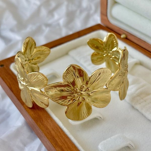 Браслет жесткий с крупными цветами в серебристом цвете CJL46795