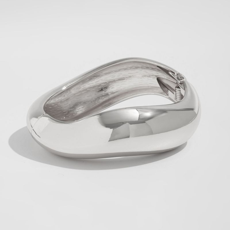 Браслет жесткий асимметричный обтекаемой формы CJL85691