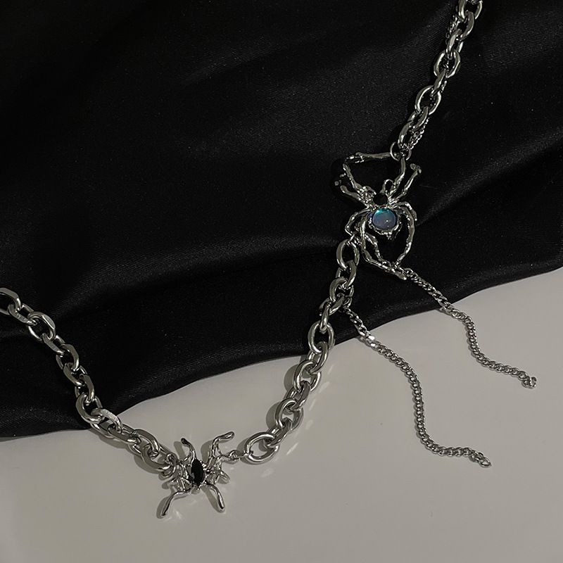 Серебристое колье-галстук с ярким акцентным камнем CJH56256