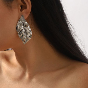 Фактурные серьги-пусеты древесный лист CJM34735