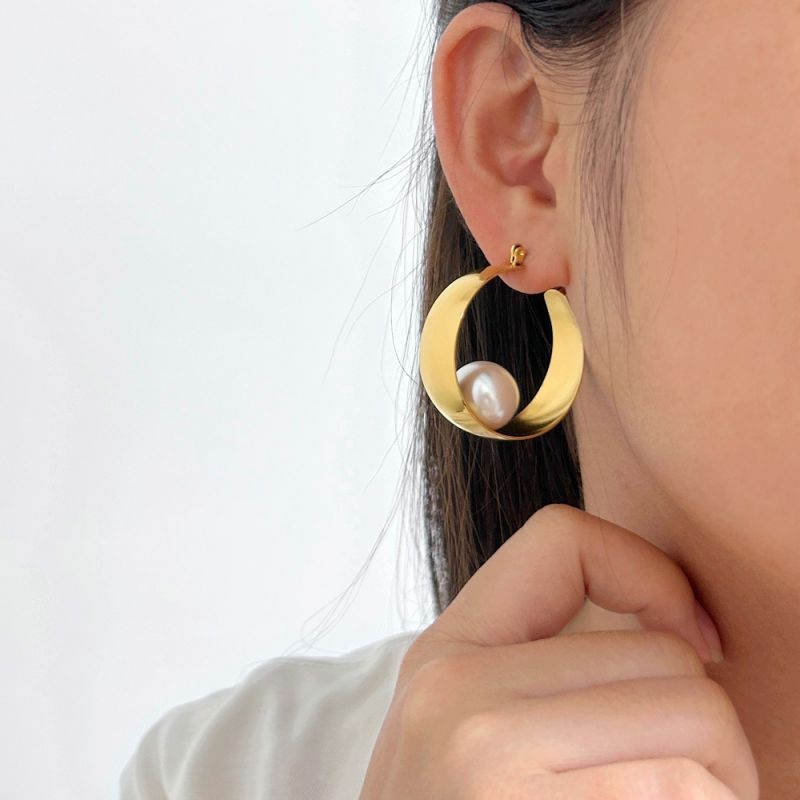 Золотистые серьги-кольца с жемчугом CJG38244