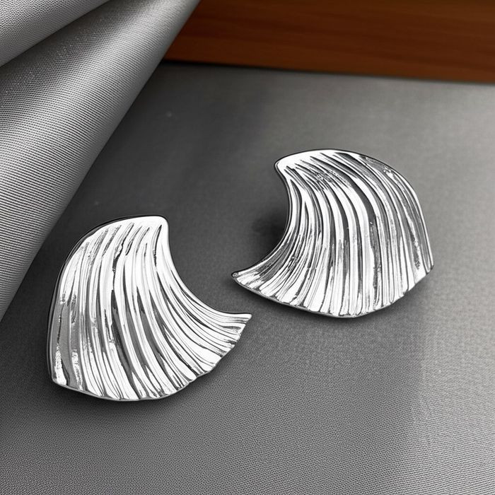 Серебристые серьги-пусеты Раковины в стиле органической геометрии 1J11701CJJ Серебристые серьги-пусеты Раковины в стиле органической геометрии 1J11701CJJ