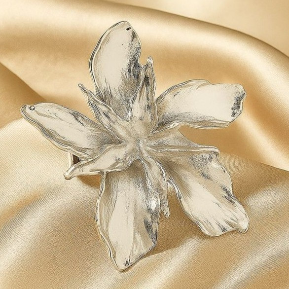 Крупное кольцо в форме распустившегося цветка 1J12197CJJ