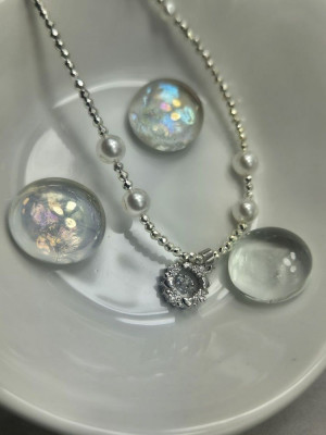 Серебристое колье с жемчужными вставками и круглым кулоном-монетой J10735CJJ