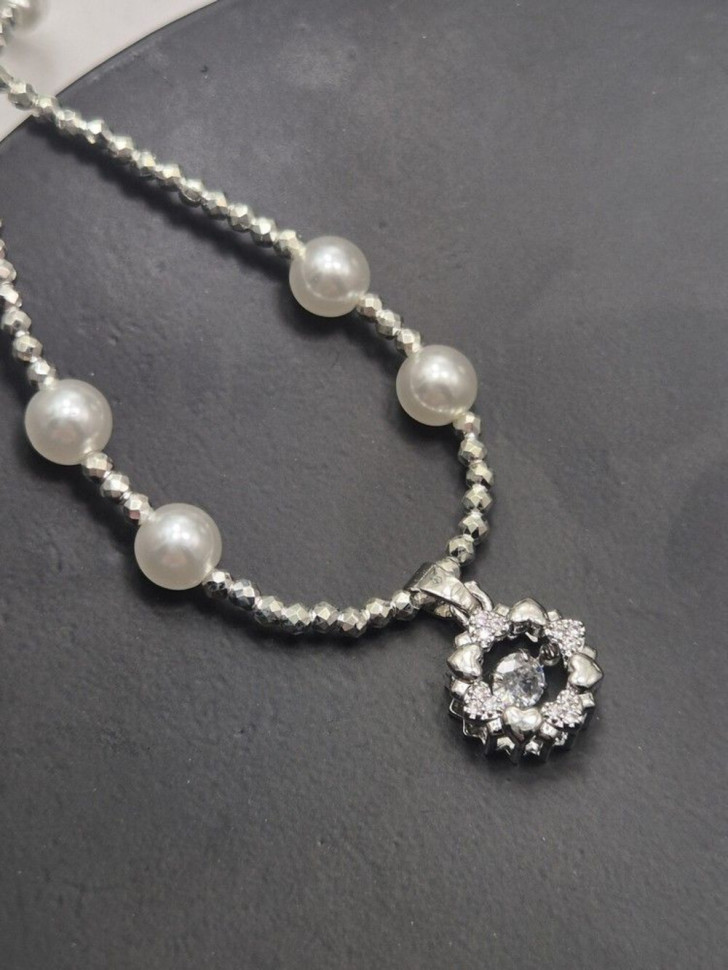 Серебристое колье с жемчужными вставками и круглым кулоном-монетой J10735CJJ Серебристое колье с жемчужными вставками и круглым кулоном-монетой J10735CJJ