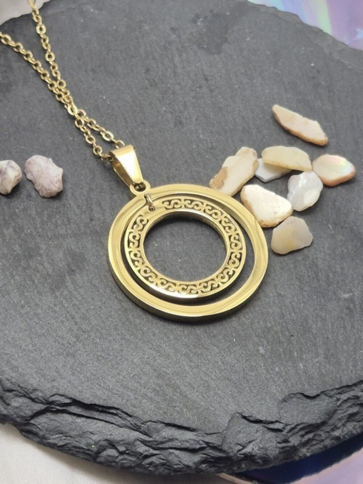 Золотистое колье с круглым ажурным медальоном J10809CJJ