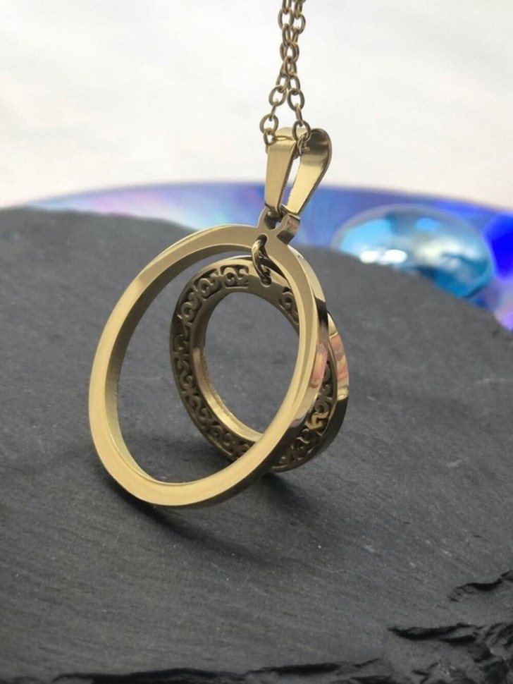 Золотистое колье с круглым ажурным медальоном J10809CJJ