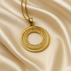 Золотистое колье с круглым ажурным медальоном J10809CJJ Золотистое колье с круглым ажурным медальоном J10809CJJ