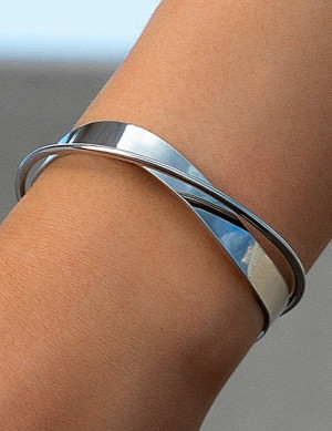 Браслет жесткий лаконичный с перекрещенным дизайном L00756