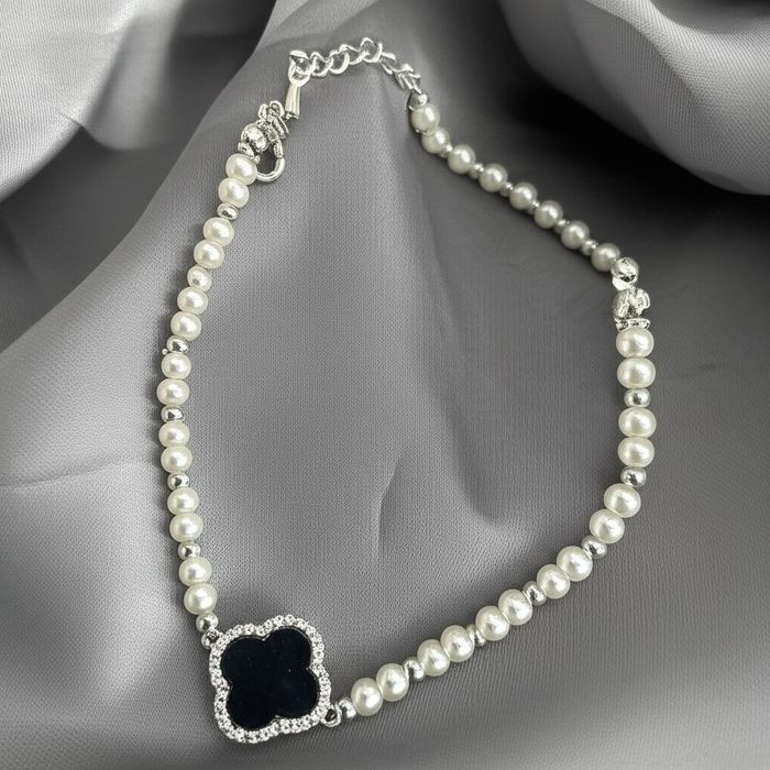 Браслет из жемчуга с черным клевером J11207CJJ Браслет из жемчуга с черным клевером J11207CJJ
