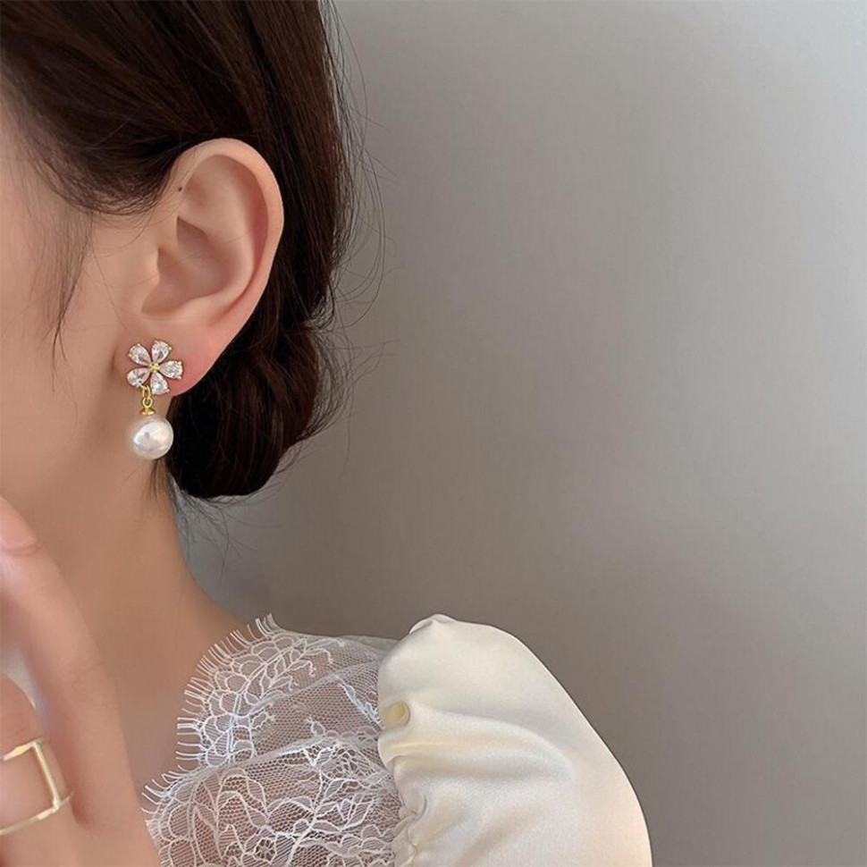 Серьги-пусеты в форме сияющих цветов с жемчугом M90196