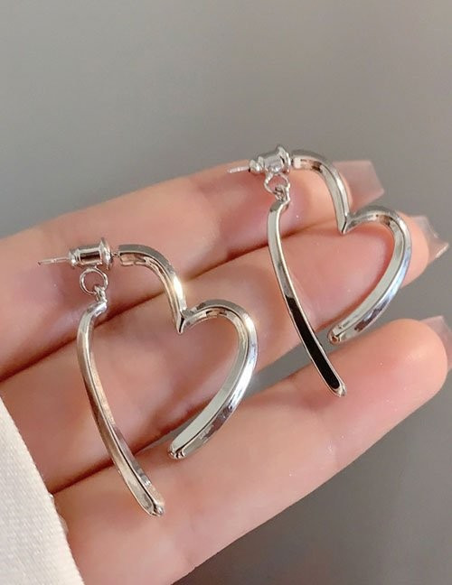 Серебристые серьги-кольца в форме разомкнутых сердец Z26566