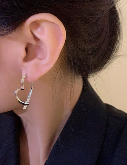 Серебристые серьги-кольца в форме разомкнутых сердец Z26566