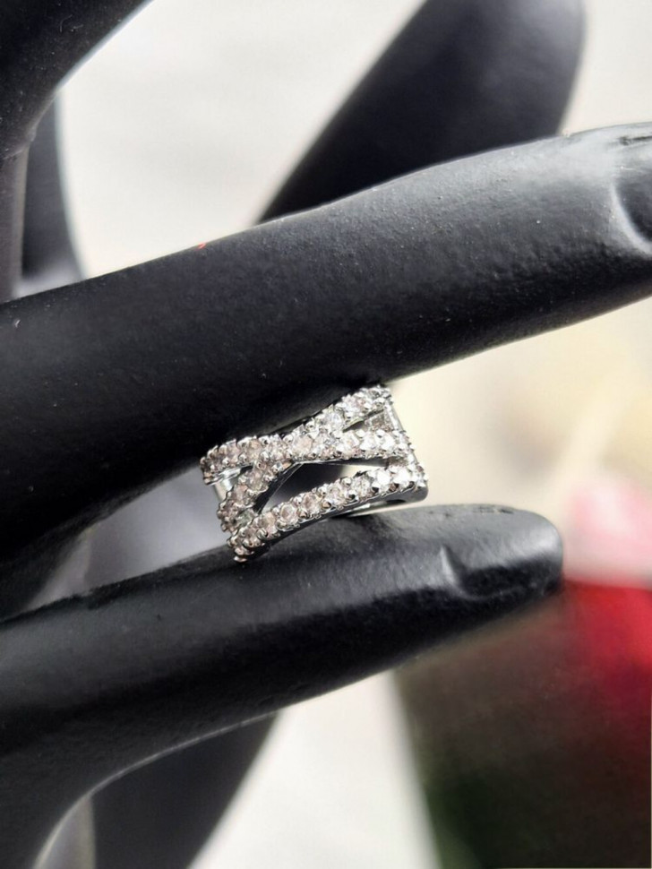 Широкий серебристый кафф с кристаллами 1J11402CJJ