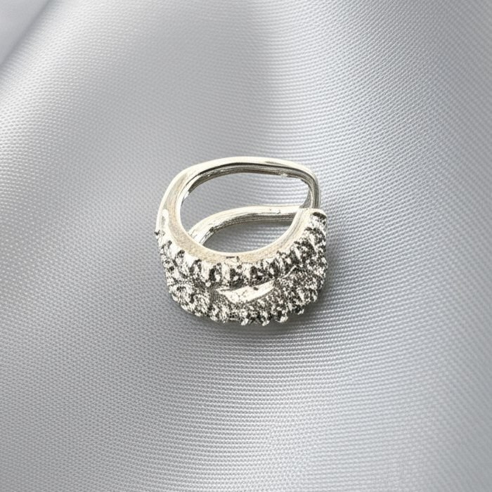 Широкий серебристый кафф с кристаллами 1J11402CJJ