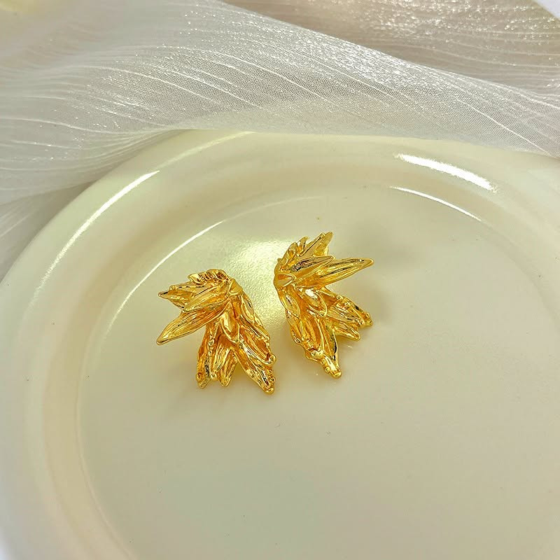 Золотистые фактурные серьги-пусеты в форме тропических листьев 1J11732CJJ