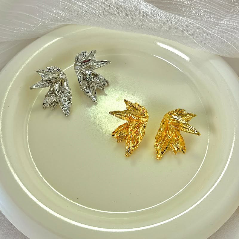 Золотистые фактурные серьги-пусеты в форме тропических листьев 1J11732CJJ