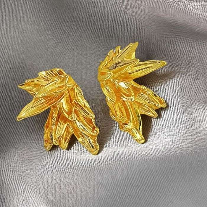 Золотистые фактурные серьги-пусеты в форме тропических листьев 1J11732CJJ