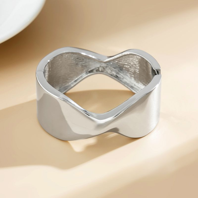 Браслет жесткий вогнутый с жемчужным декором CJR56074