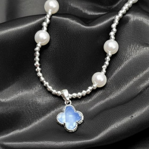 Элегантные жемчужные бусы с подвеской-клевером J10736CJJ Элегантные жемчужные бусы с подвеской-клевером J10736CJJ