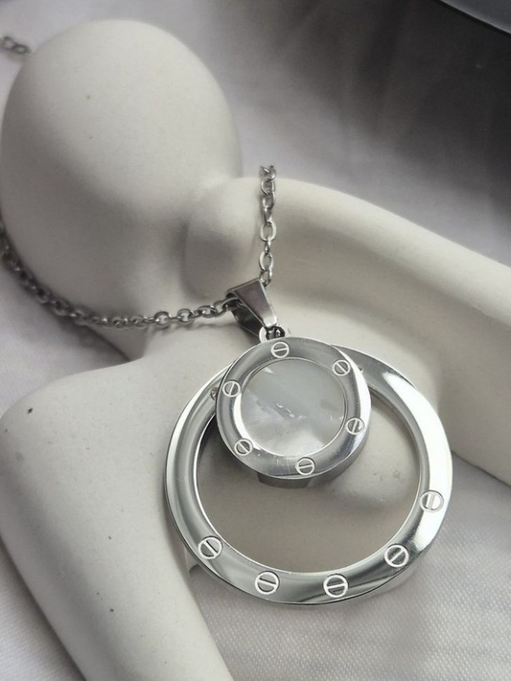 Колье с подвеской в форме диска с винтовым дизайном J10816CJJ