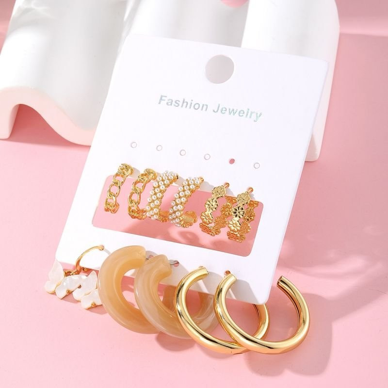 Набор золотистых серег с акриловыми вставками цвета беж и жемчугом CJC89011 Набор золотистых серег с акриловыми вставками цвета беж и жемчугом CJC89011