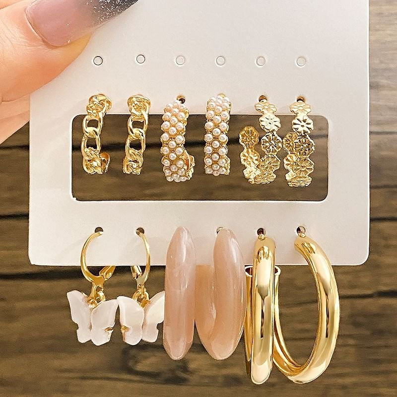 Набор золотистых серег с акриловыми вставками цвета беж и жемчугом CJC89011 Набор золотистых серег с акриловыми вставками цвета беж и жемчугом CJC89011