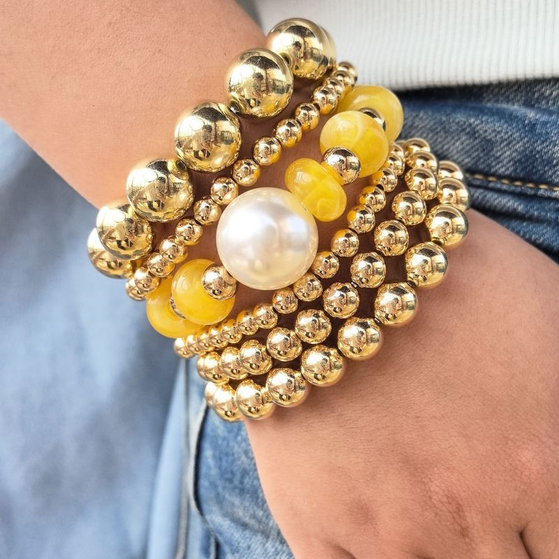 Браслет из золотистых бусин с крупным жемчугом CJN32378