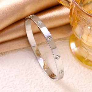 Браслет жесткий серебристый со звездной гравировкой CJR68176