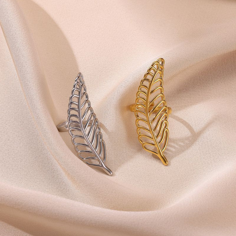 Ажурное кольцо в форме стилизованного пера CJP34086