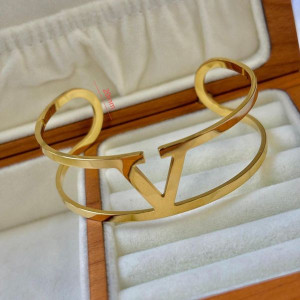 Браслет жесткий с центральным геометрическим символом CJL46798