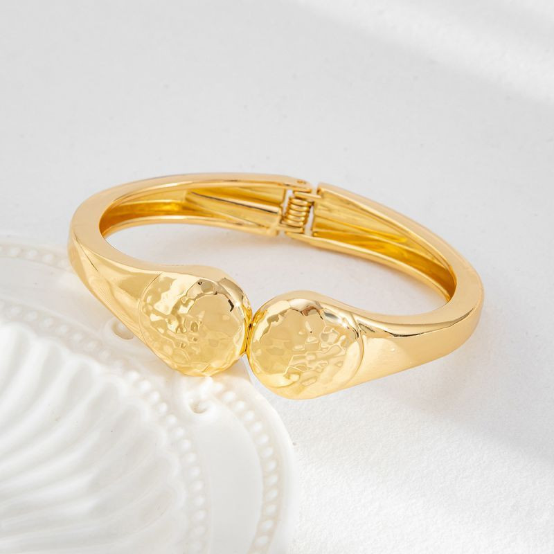 Браслет жесткий разомкнутый с объемными скругленными наконечниками CJL85693