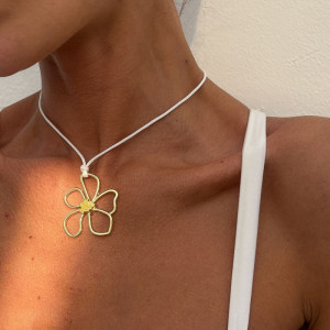 Тонкая серебристая цепочка с крупным контурным цветком CJL85707